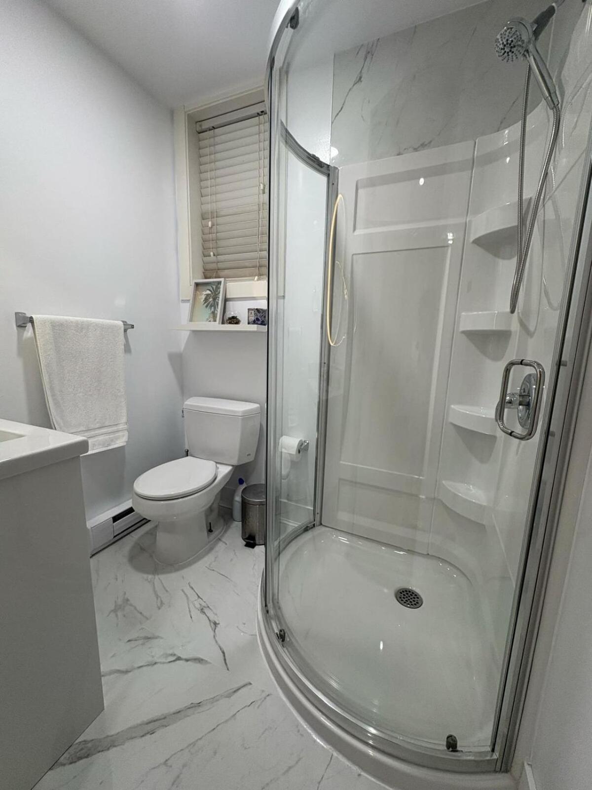 Guest Room With Private Bath In Langford Вікторія Екстер'єр фото
