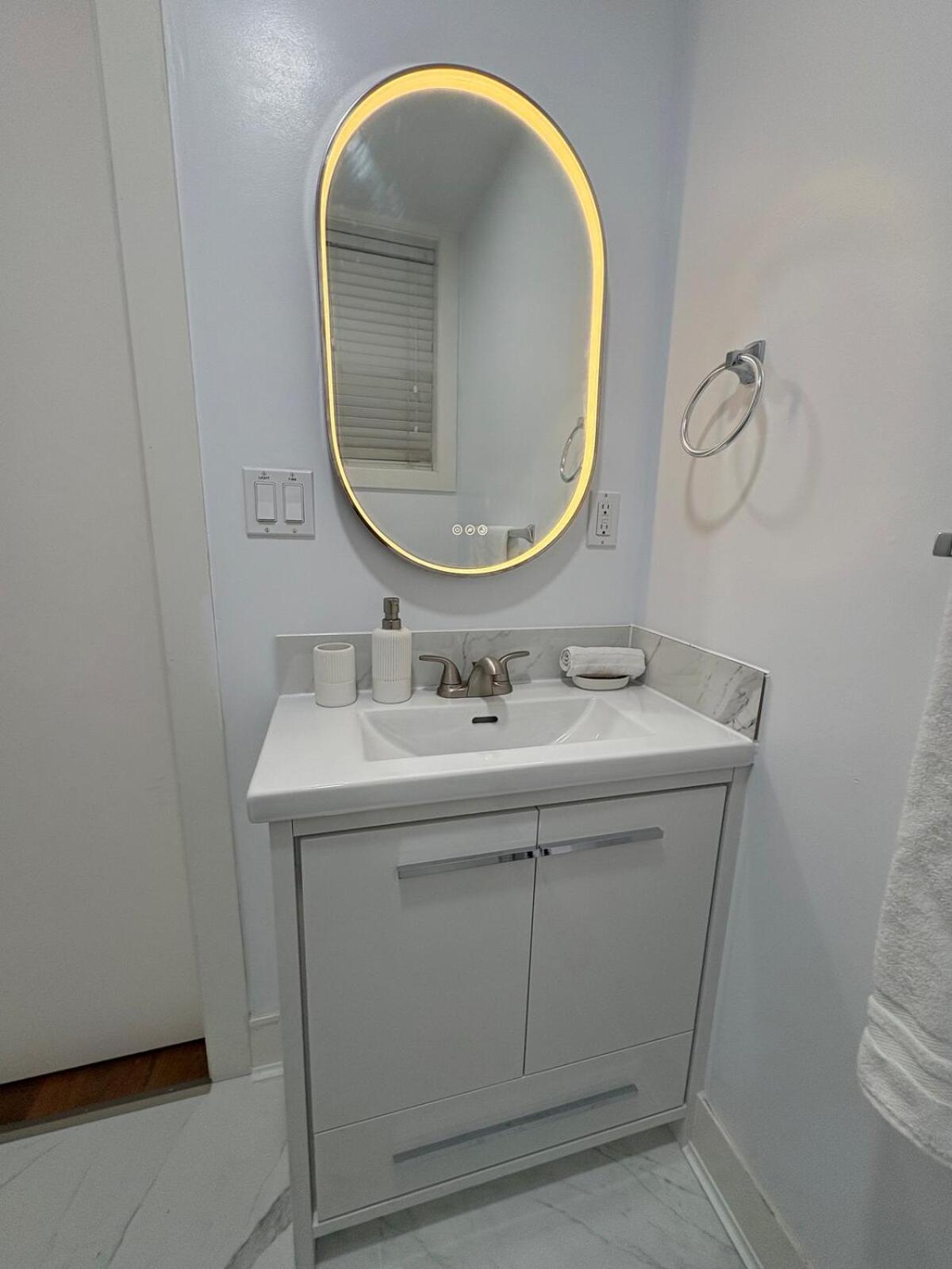 Guest Room With Private Bath In Langford Вікторія Екстер'єр фото