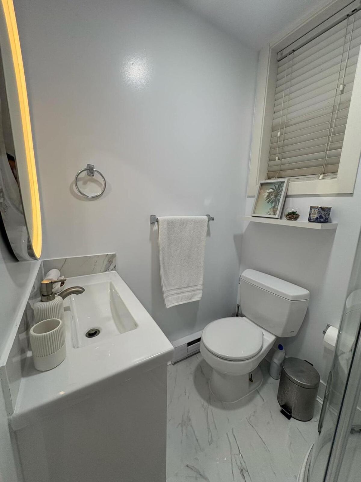 Guest Room With Private Bath In Langford Вікторія Екстер'єр фото