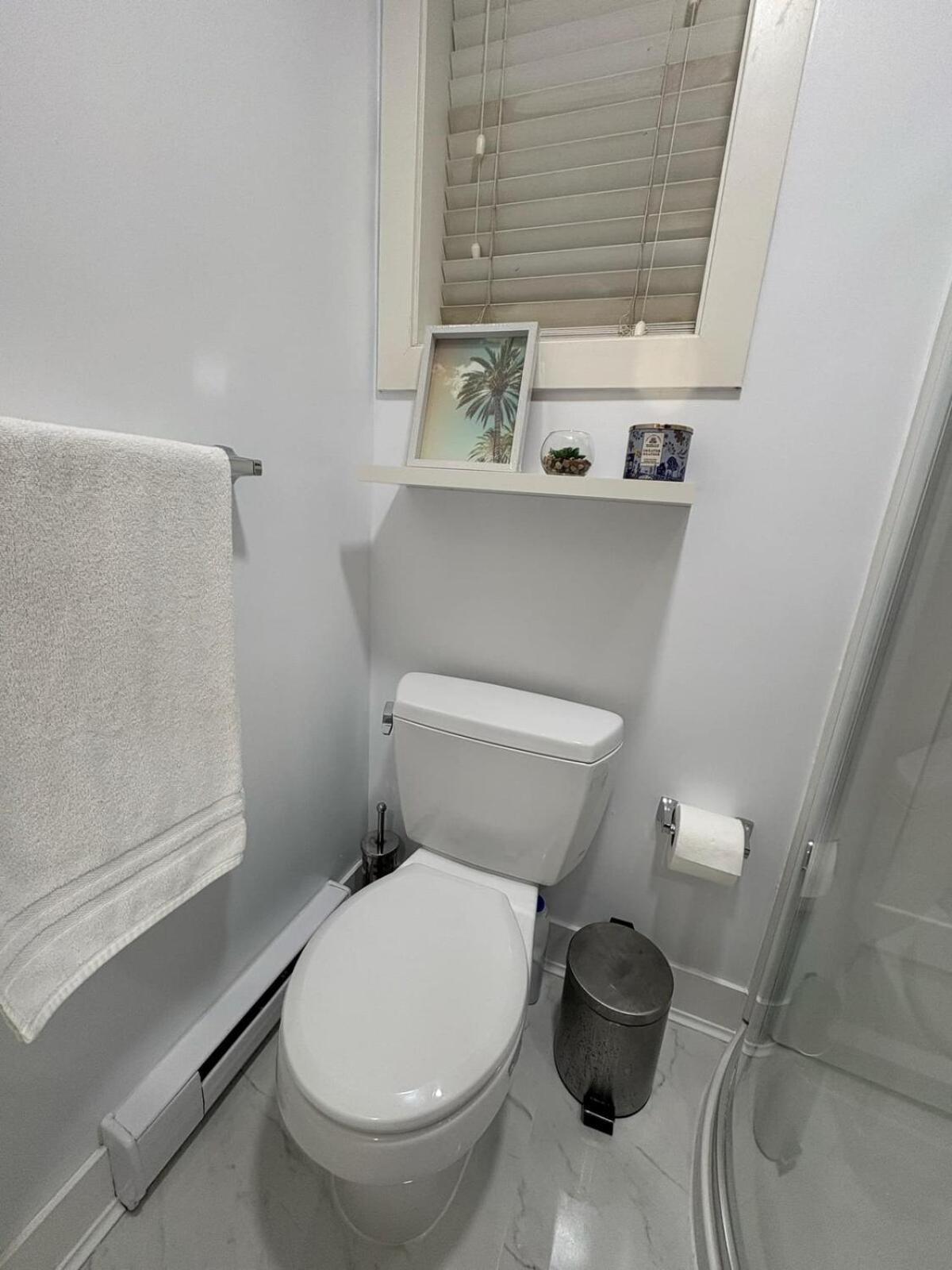 Guest Room With Private Bath In Langford Вікторія Екстер'єр фото