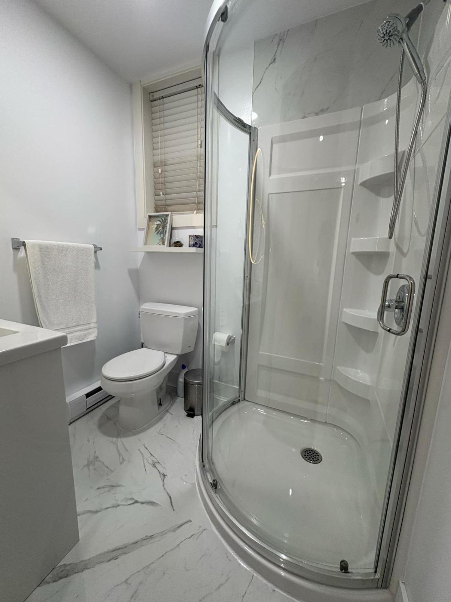 Guest Room With Private Bath In Langford Вікторія Екстер'єр фото